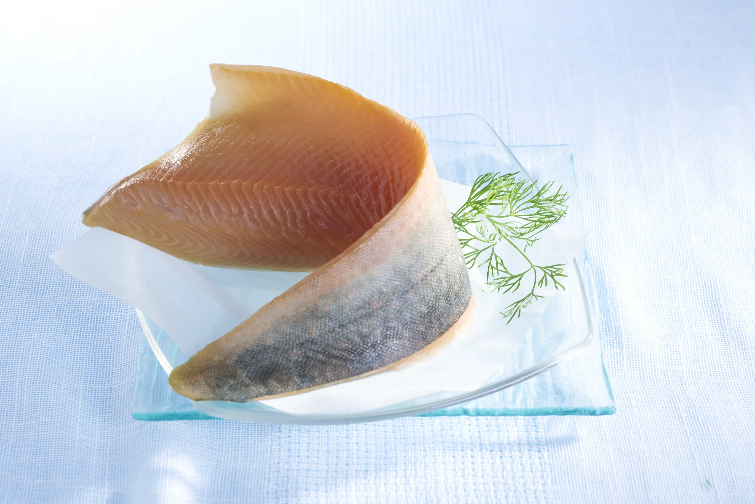 Filet d’omble chevalier présenté avec sa peau