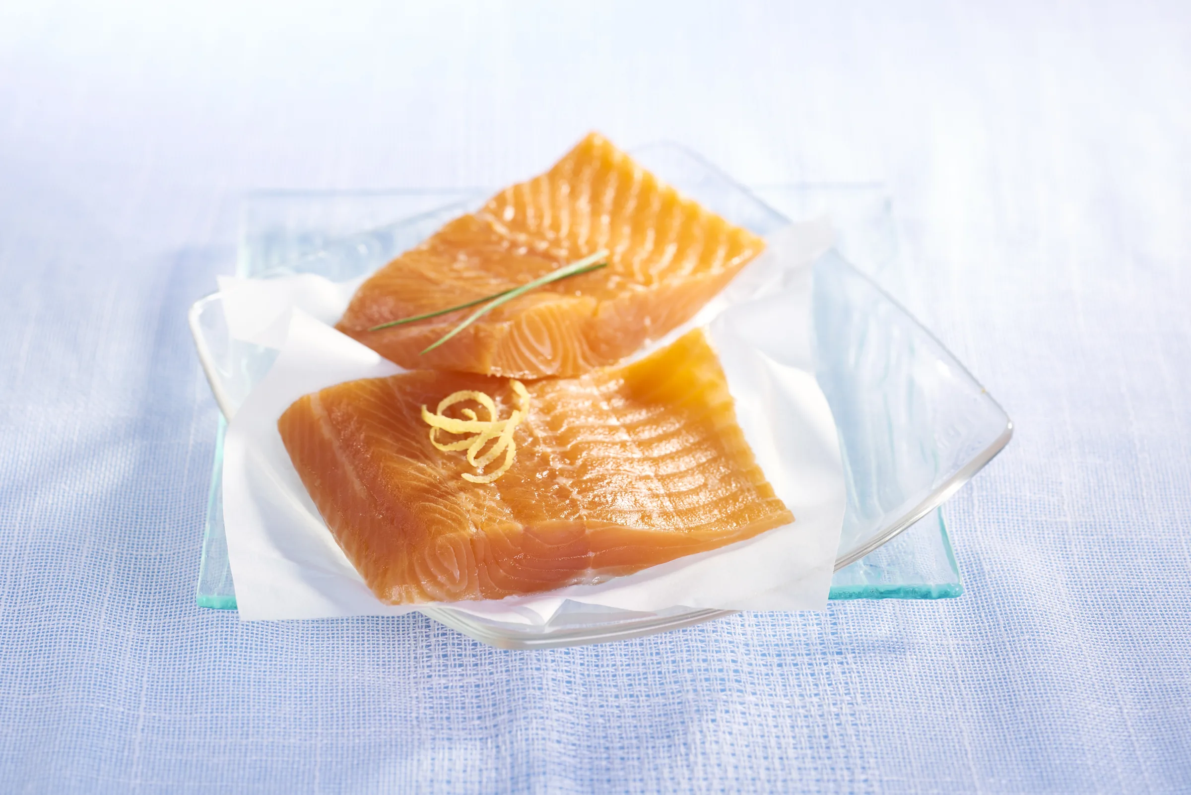 Filets de truite fumée dans une présentation stylisée